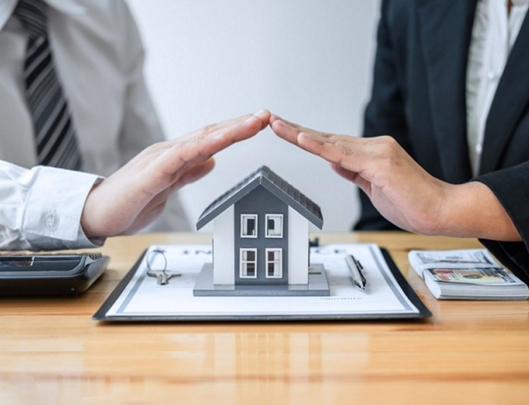 Gestionnaire protégeant une maquette de maison